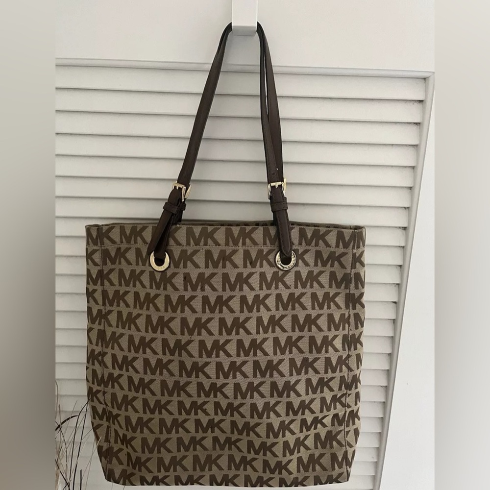 ON SALE- $26 - MK Large Tote. Logo